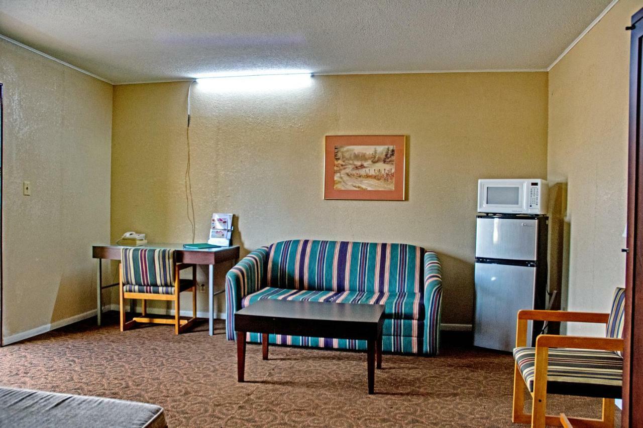 America'S Best Inn And Suites Emporia Exterior foto